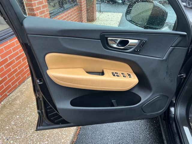 Used 2019 Volvo XC60 T6 Momentum w/ Premium Package image 16