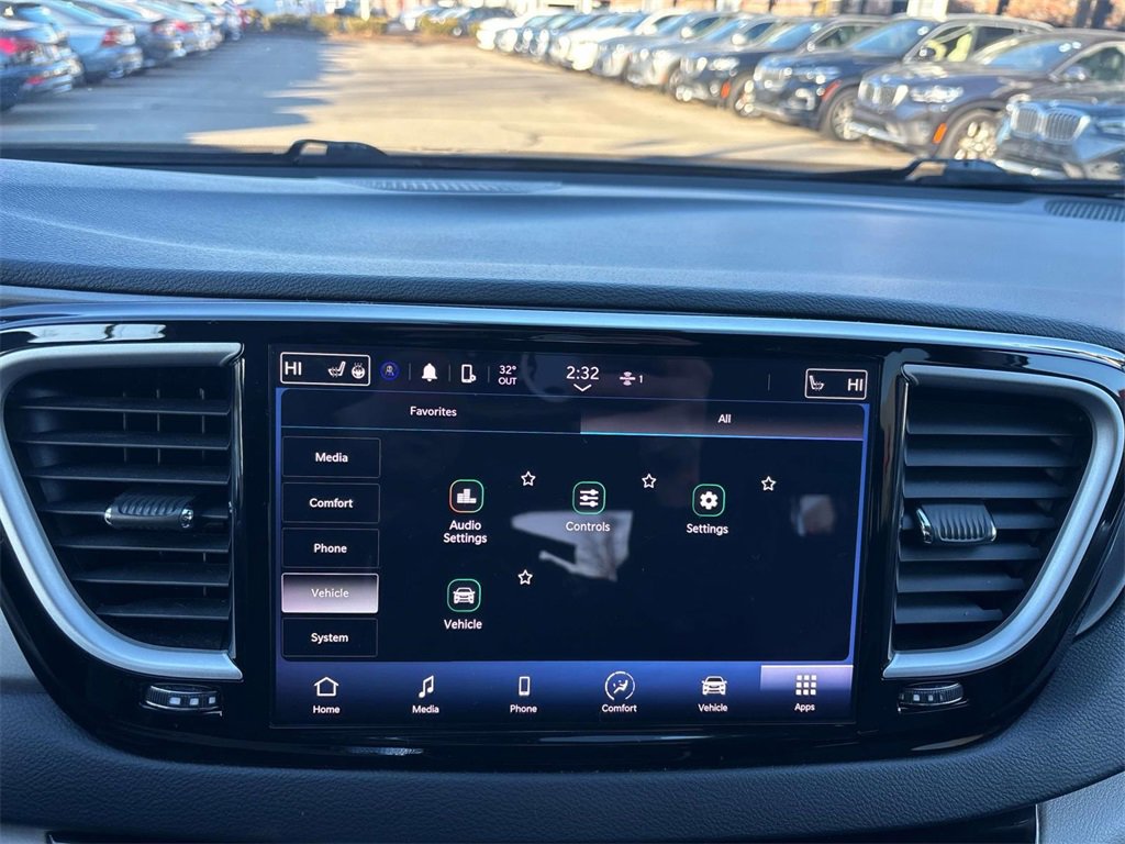 Used 2024 Chrysler Pacifica Touring-L image 28