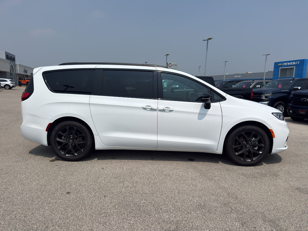 New 2026 Chrysler Pacifica Select w/ S Appearance Package FWD image 4