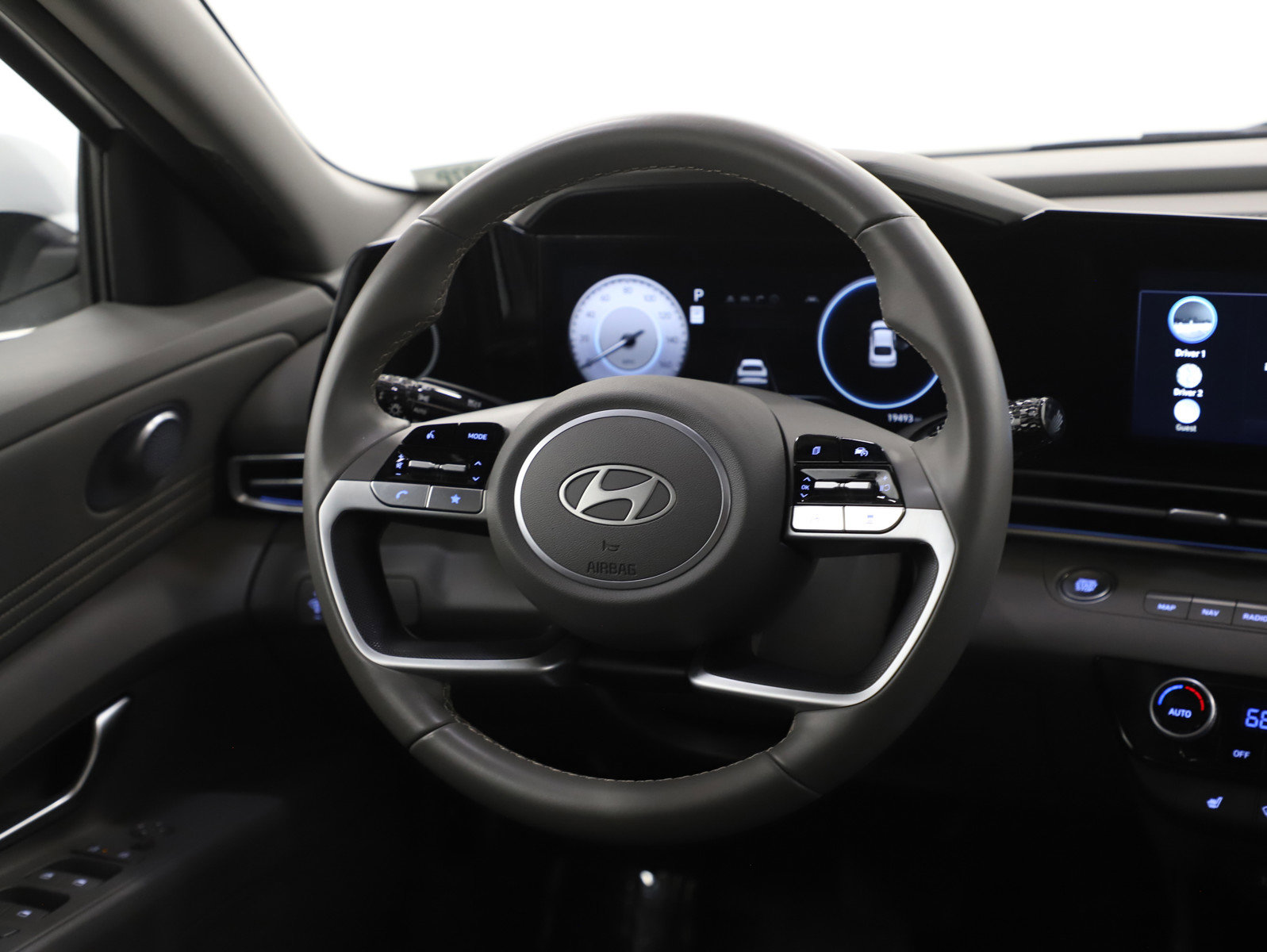 Used 2025 Hyundai Elantra SEL FWD image 14