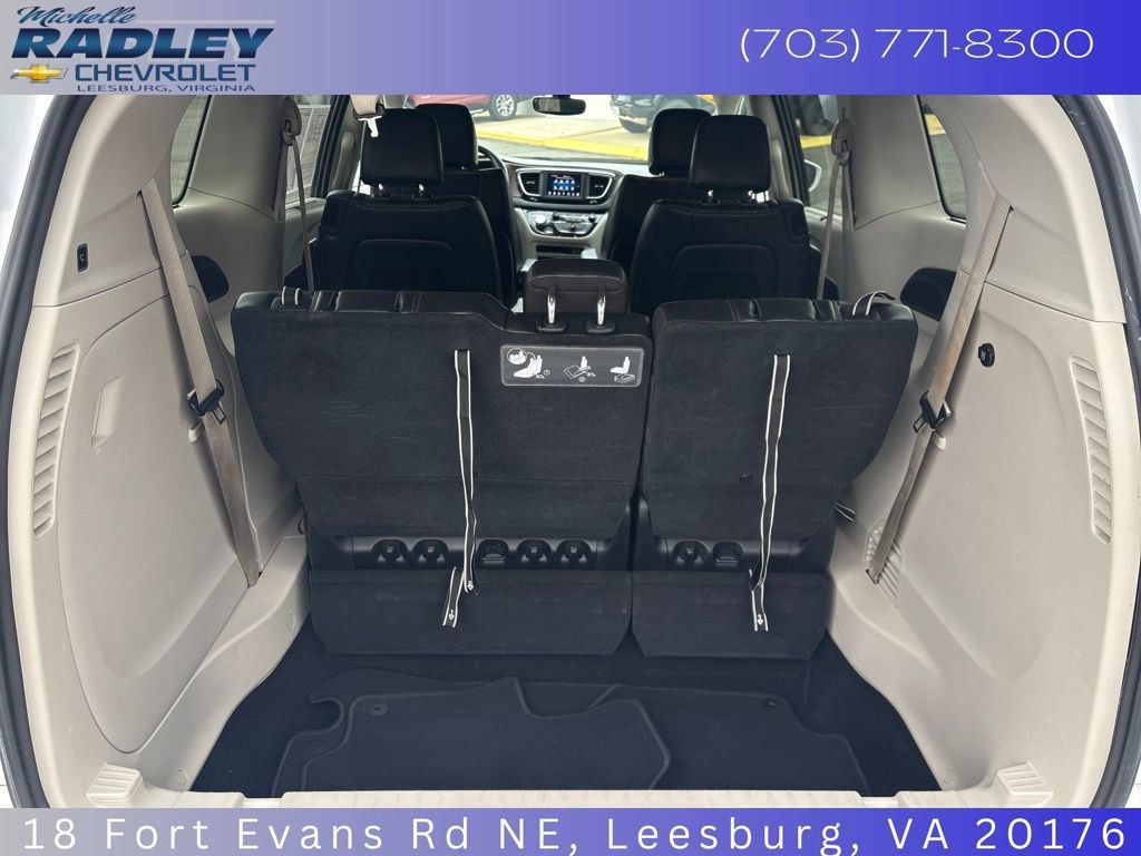Used 2019 Chrysler Pacifica Touring-L image 11