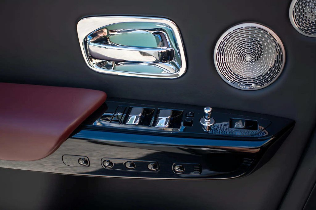 Used 2024 Rolls-Royce Phantom Sedan RWD image 12