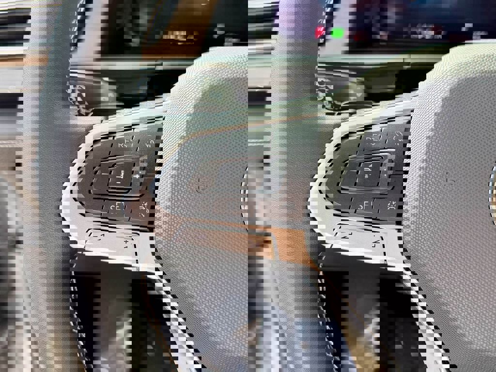 Used 2025 Volkswagen Atlas SE image 28