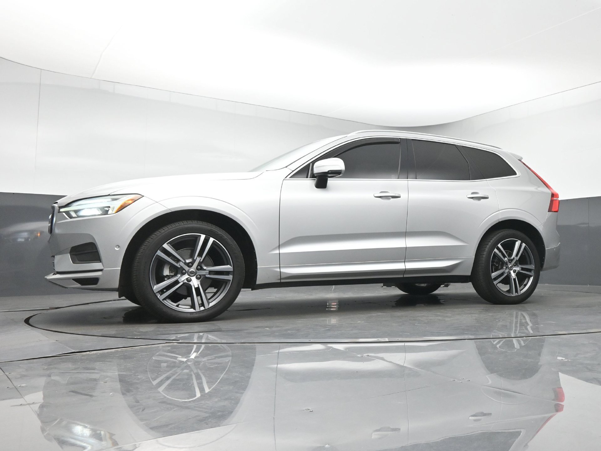 Used 2018 Volvo XC60 T5 Momentum w/ Vision Package AWD/4WD image 13