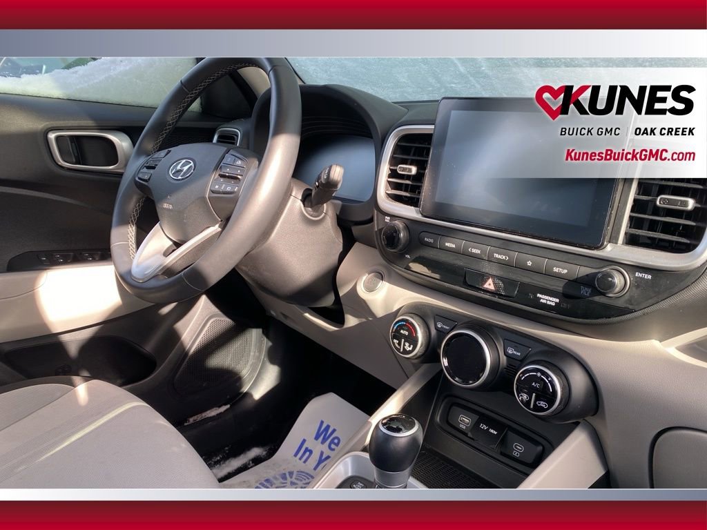 Used 2025 Hyundai Venue SEL FWD image 29