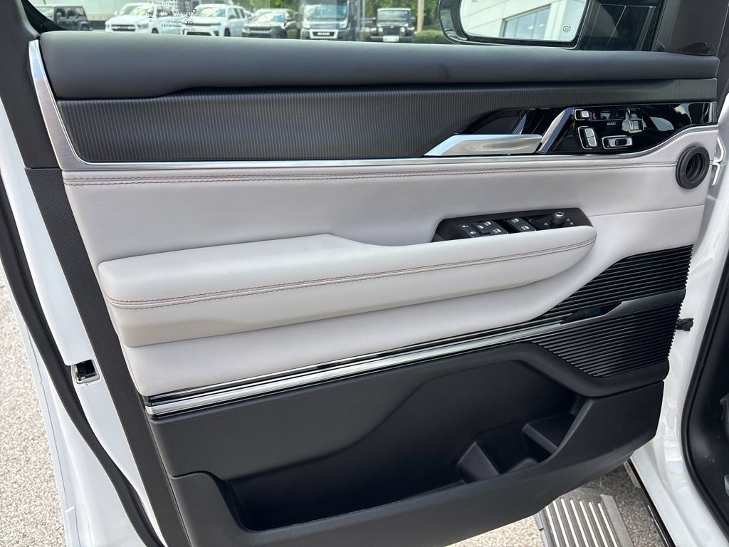 New 2026 Jeep Grand Wagoneer L Summit AWD/4WD image 8