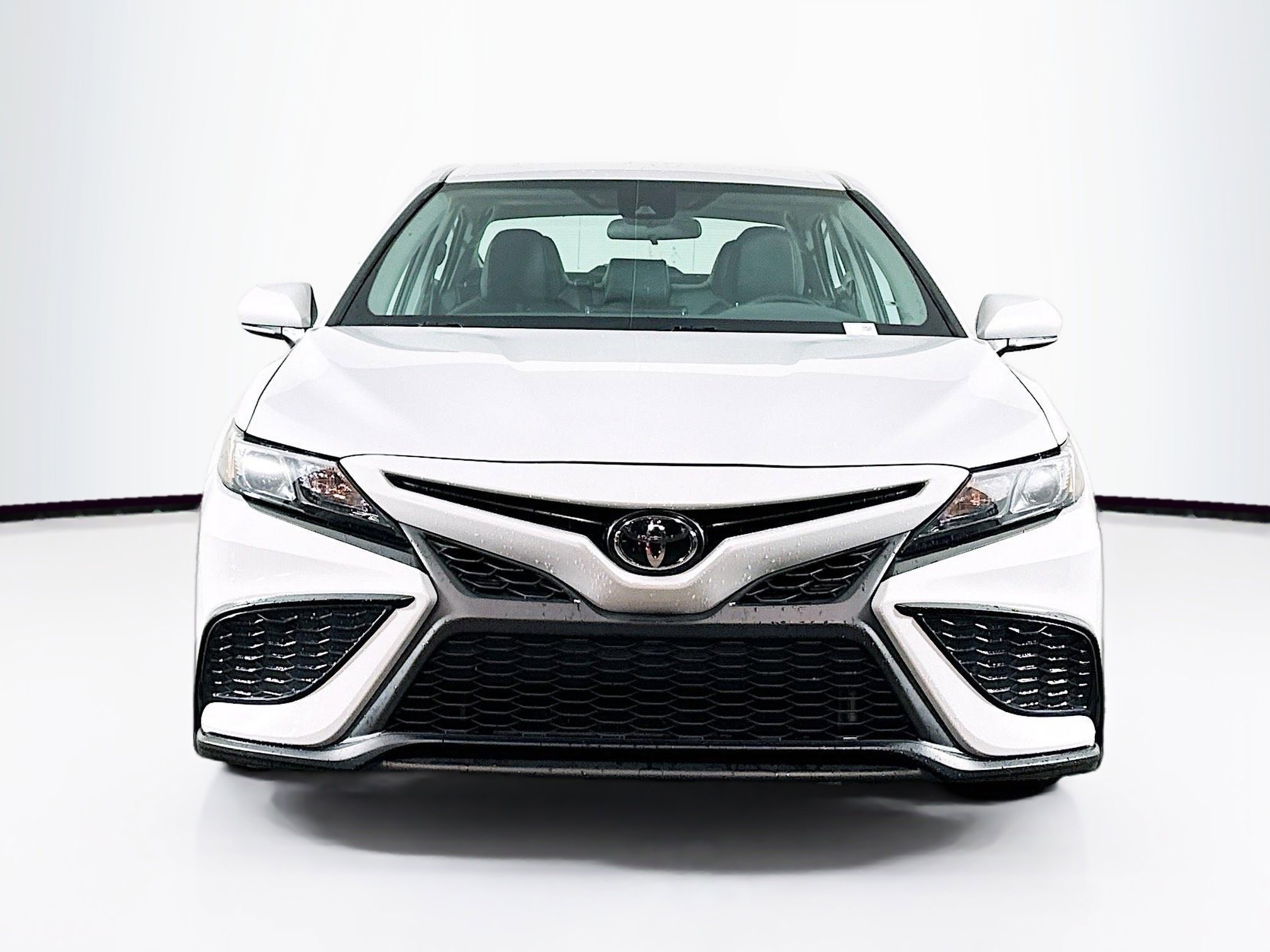 Used 2023 Toyota Camry SE image 2