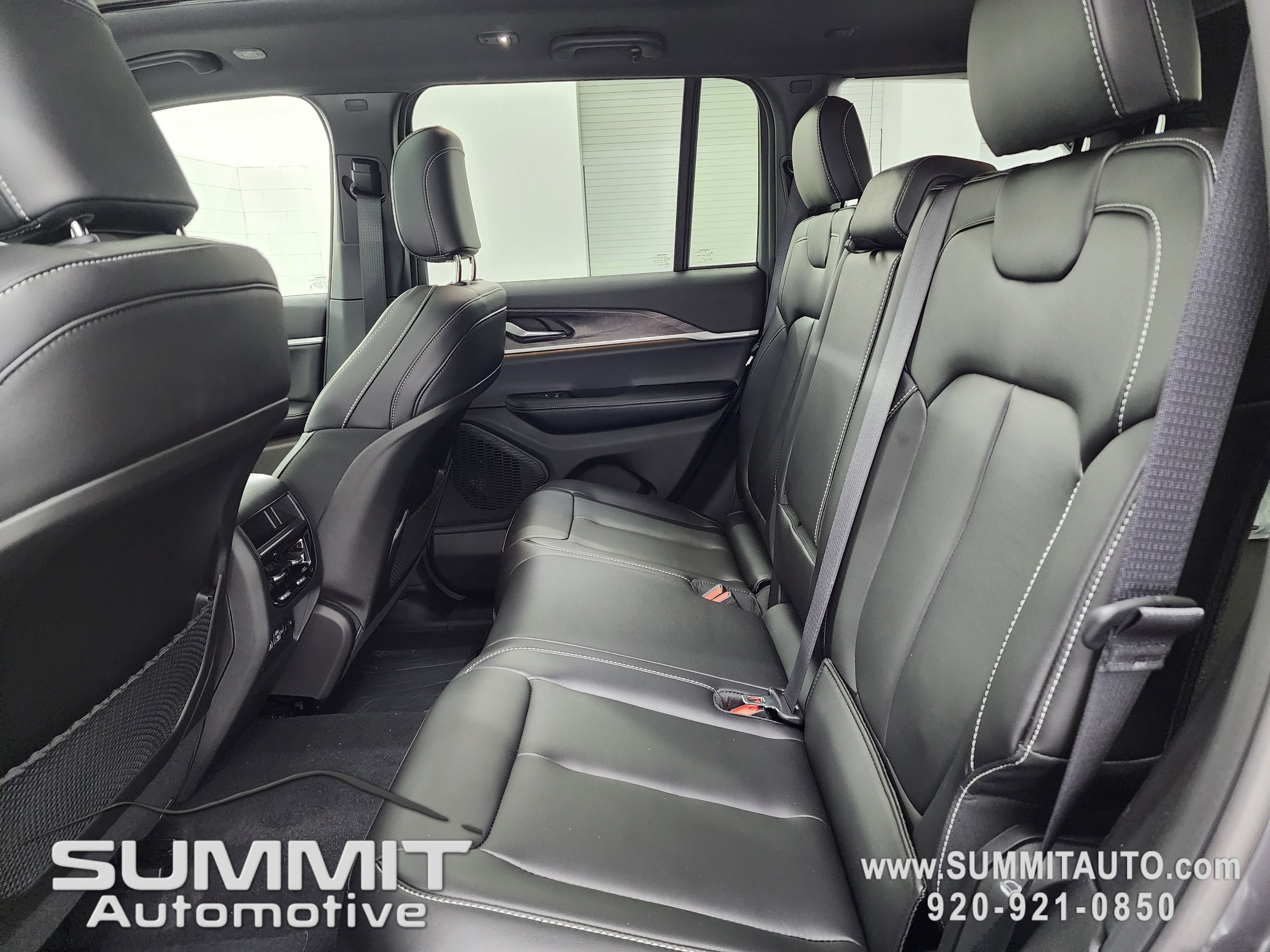 New 2025 Jeep Grand Cherokee Limited w/ Black Appearance Package image 8