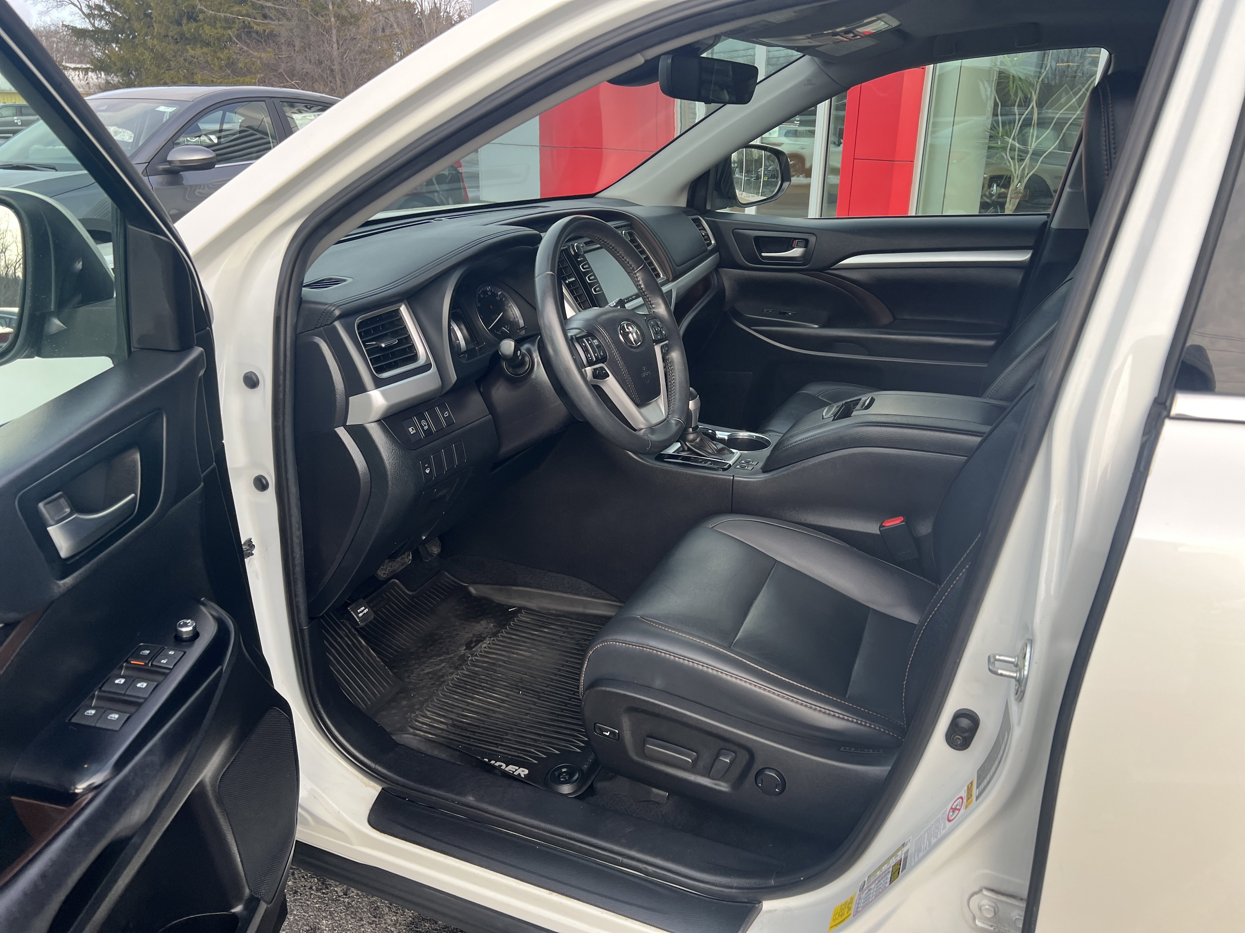Used 2019 Toyota Highlander XLE image 3
