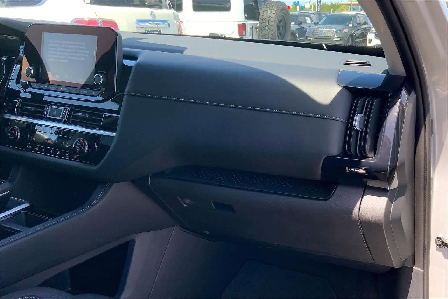 Used 2025 Nissan Pathfinder SV AWD/4WD image 17