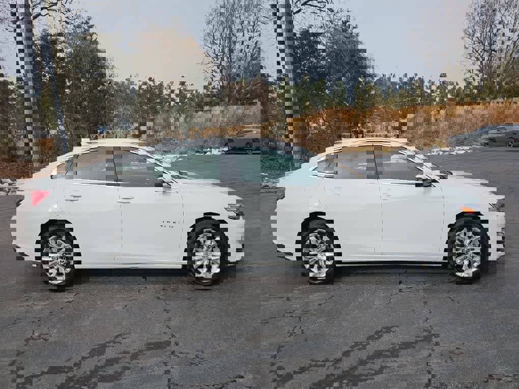 Used 2024 Chevrolet Malibu LT image 2