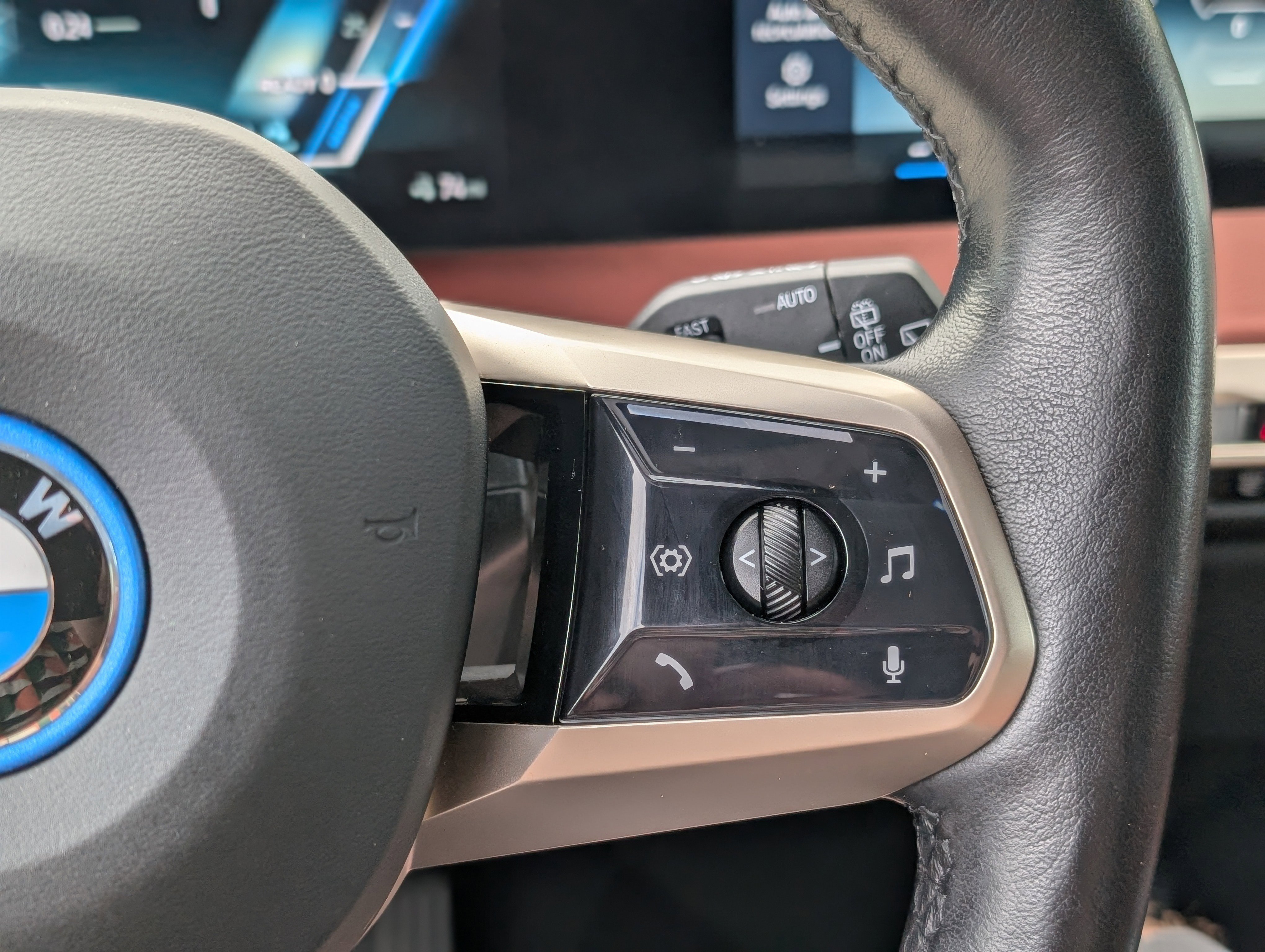 Used 2023 BMW iX xDrive50 w/ Sport Package image 22