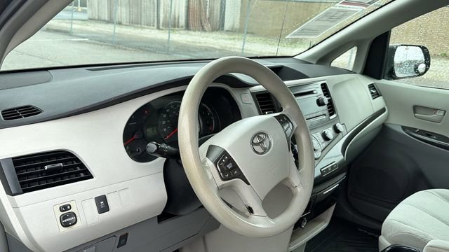 Used 2011 Toyota Sienna LE w/ Towing Pkg image 11