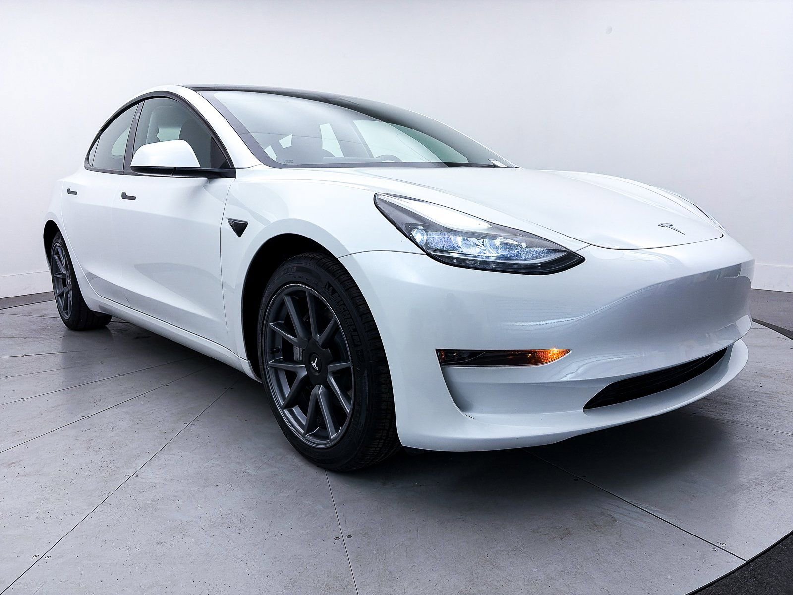 Used 2023 Tesla Model 3 Standard Range image 9