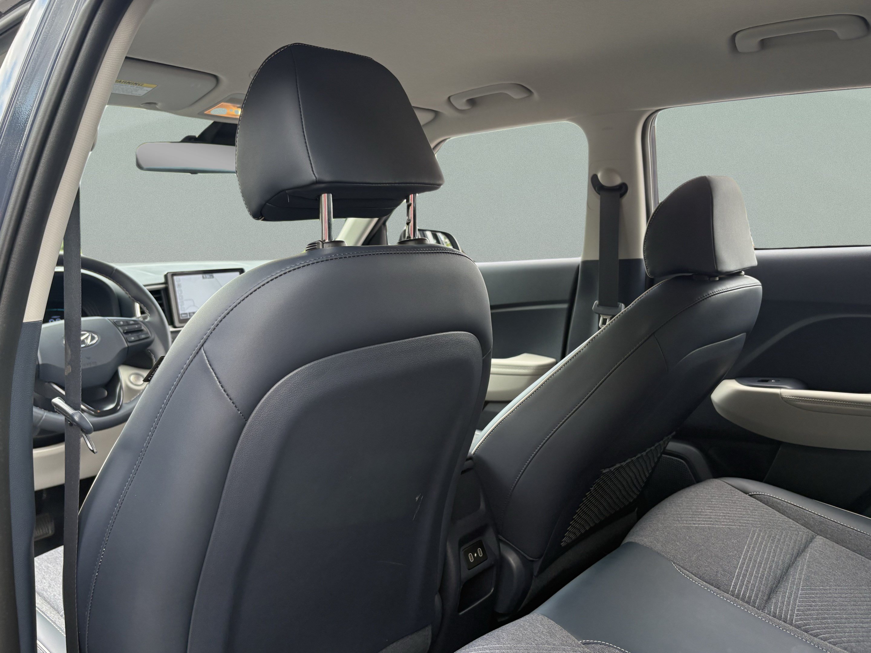Certified 2025 Hyundai Venue Limited FWD image 25
