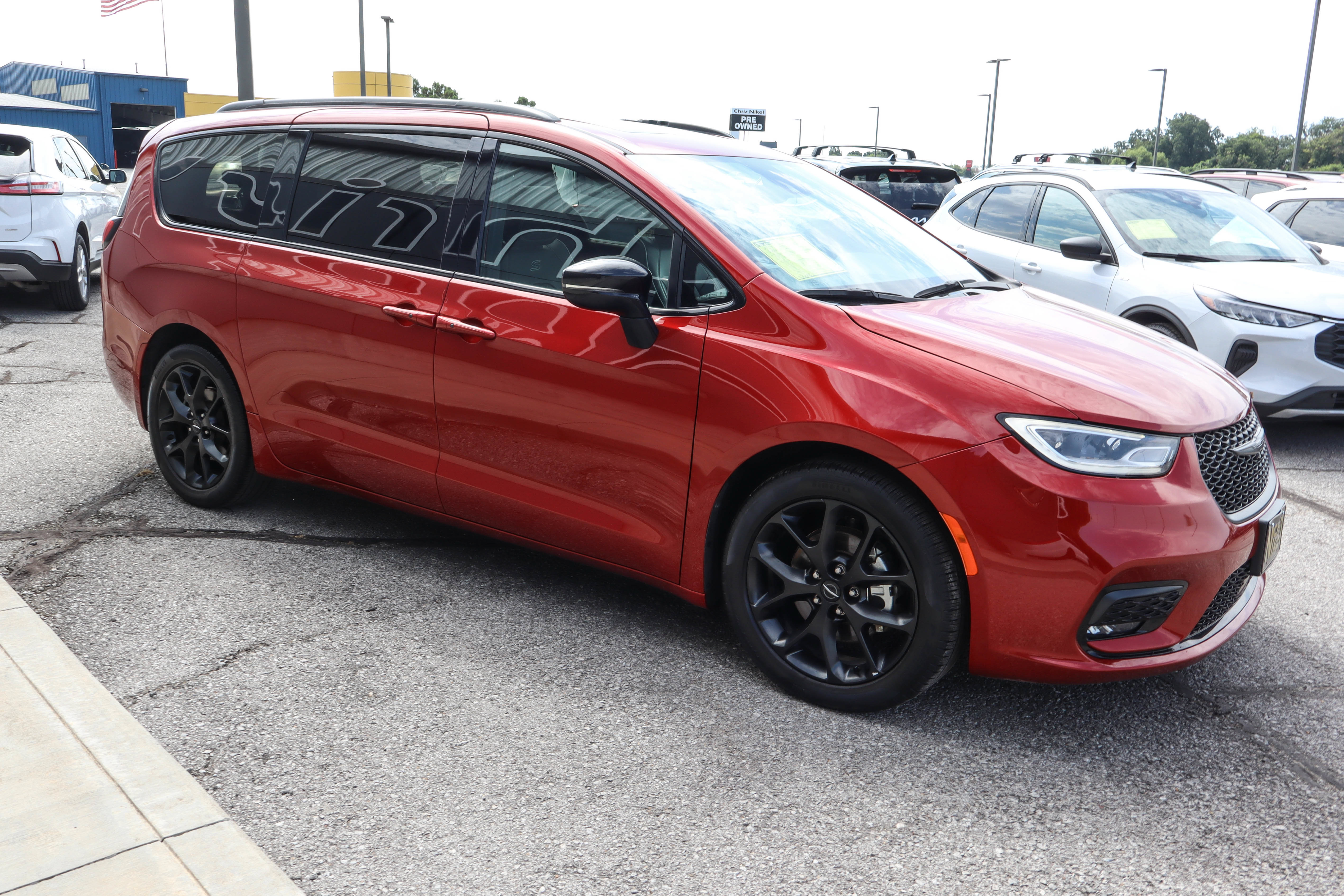Used 2025 Chrysler Pacifica Limited FWD image 3