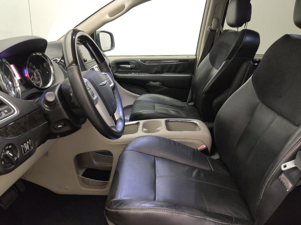Used 2015 Chrysler Town & Country Limited Platinum FWD image 17