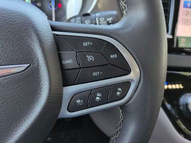 Used 2023 Chrysler Pacifica Touring-L FWD image 24
