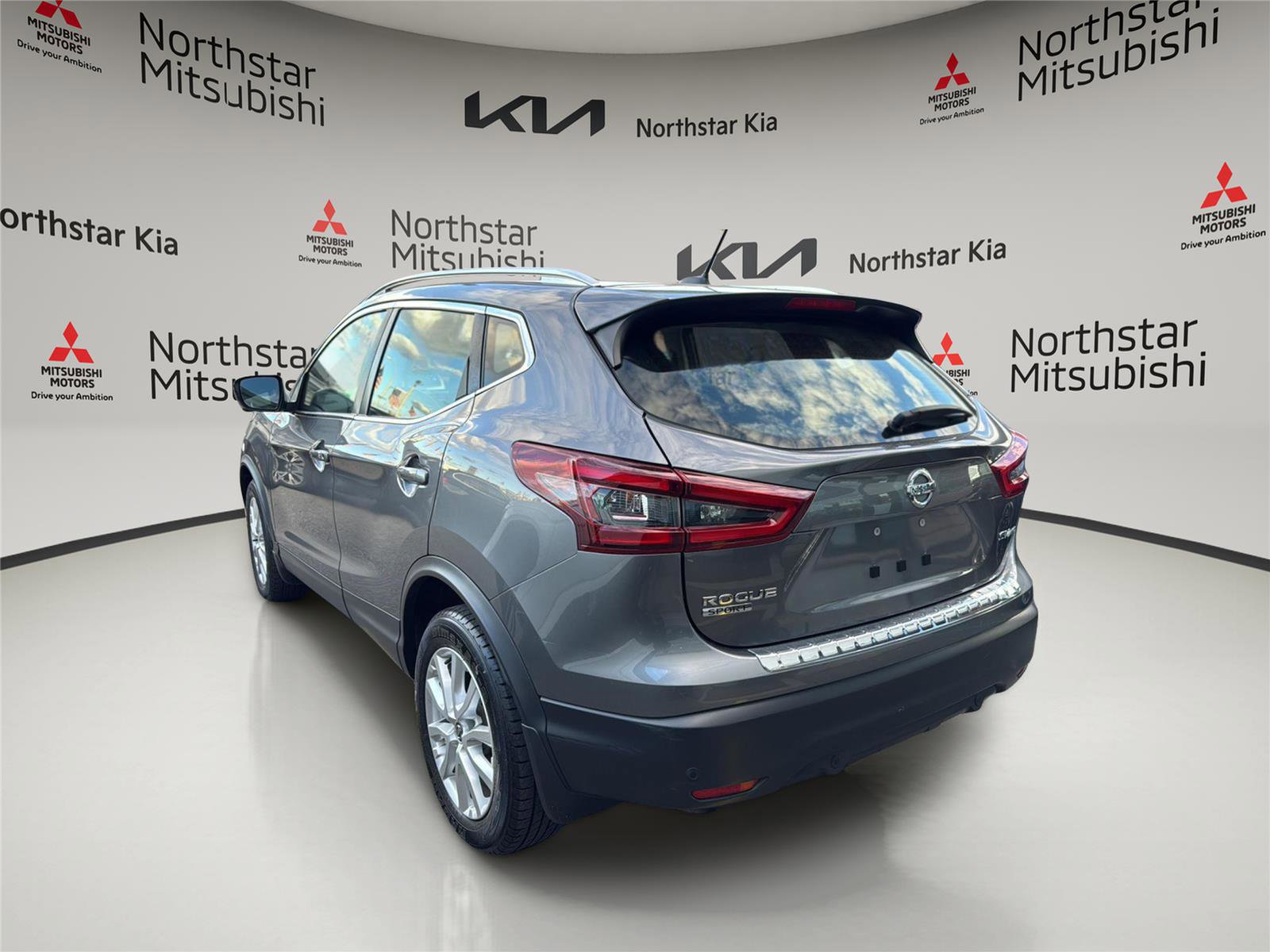 Used 2022 Nissan Rogue Sport SV w/ Technology Package AWD/4WD image 2