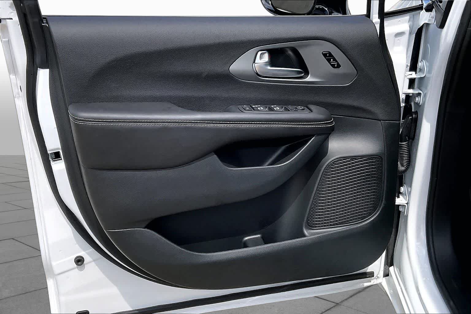 New 2027 Chrysler Pacifica Select FWD image 10