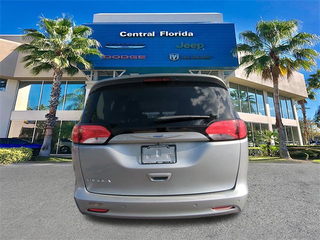 Used 2018 Chrysler Pacifica Touring w/ Tire & Wheel Group image 6