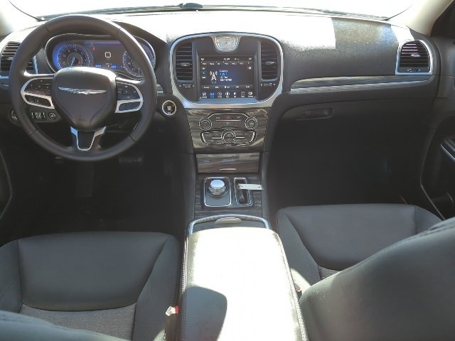 Used 2018 Chrysler 300 Touring w/ Chrome Appearance Package image 7