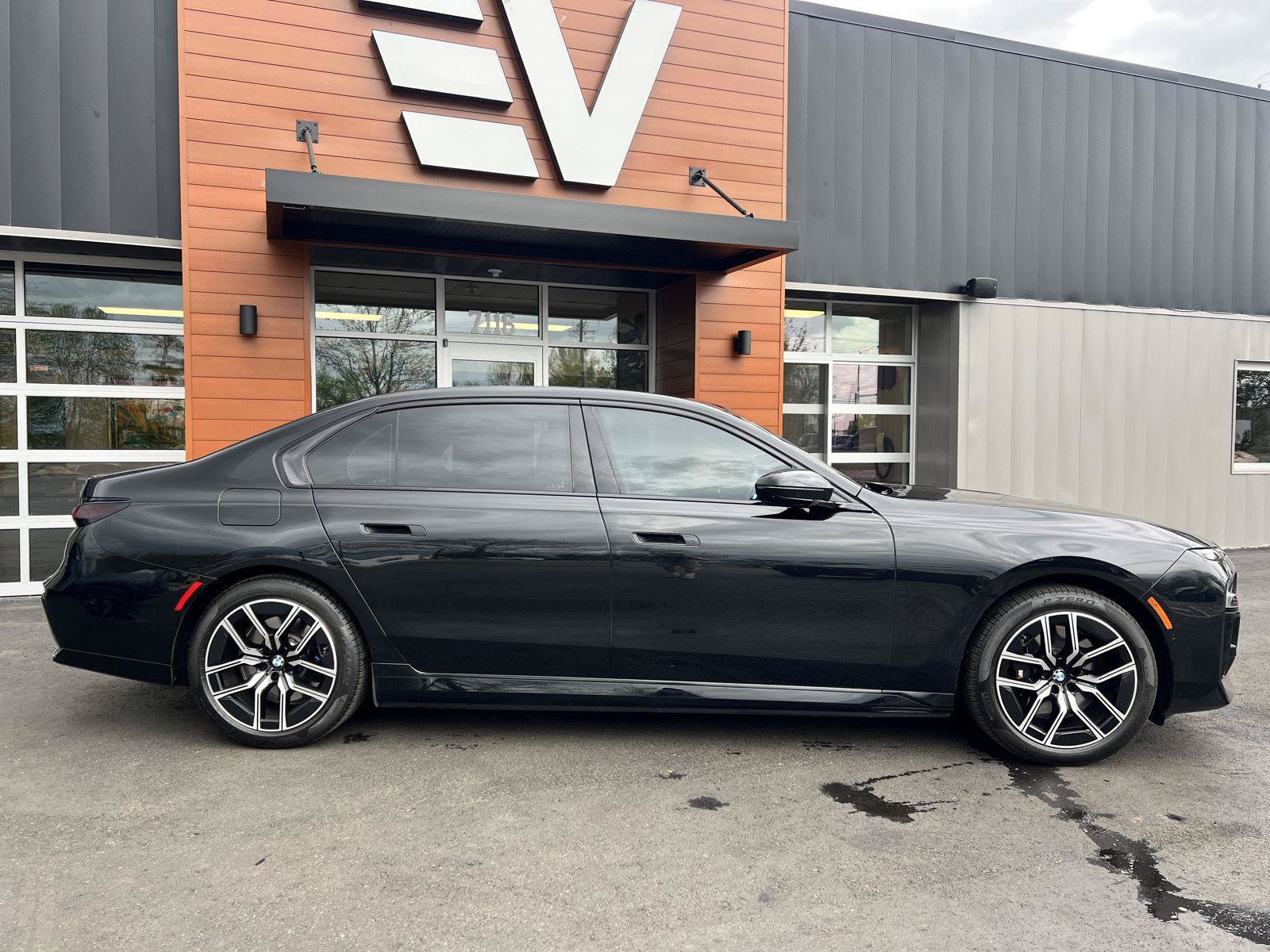 Used 2023 BMW i7 xDrive60 w/ Parking Assistance Package AWD/4WD image 4