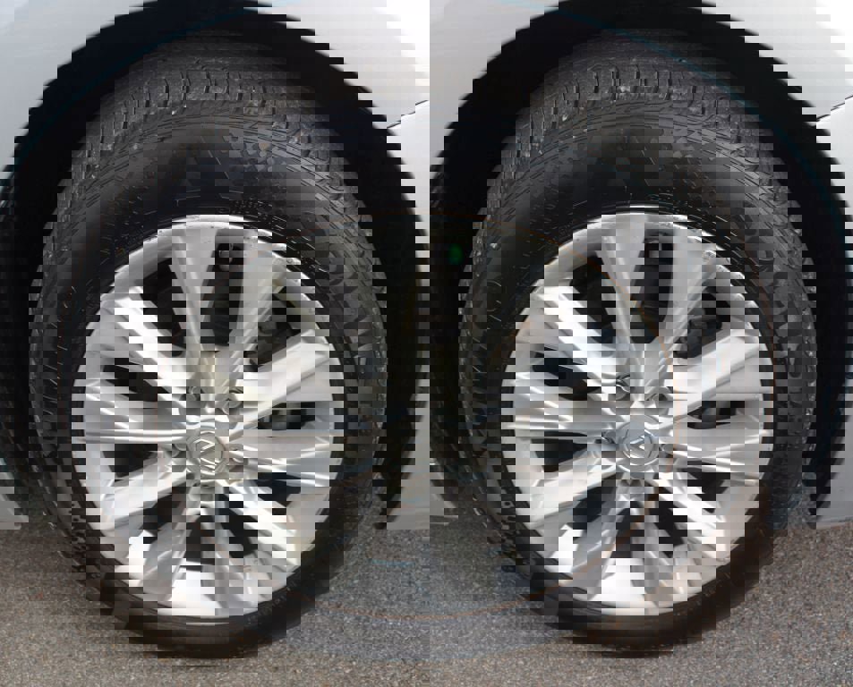 Used 2013 Lexus ES 300h image 17