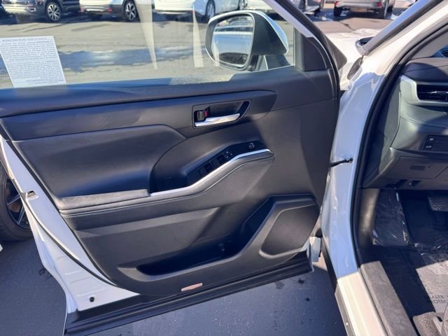Used 2022 Toyota Highlander XLE FWD image 15