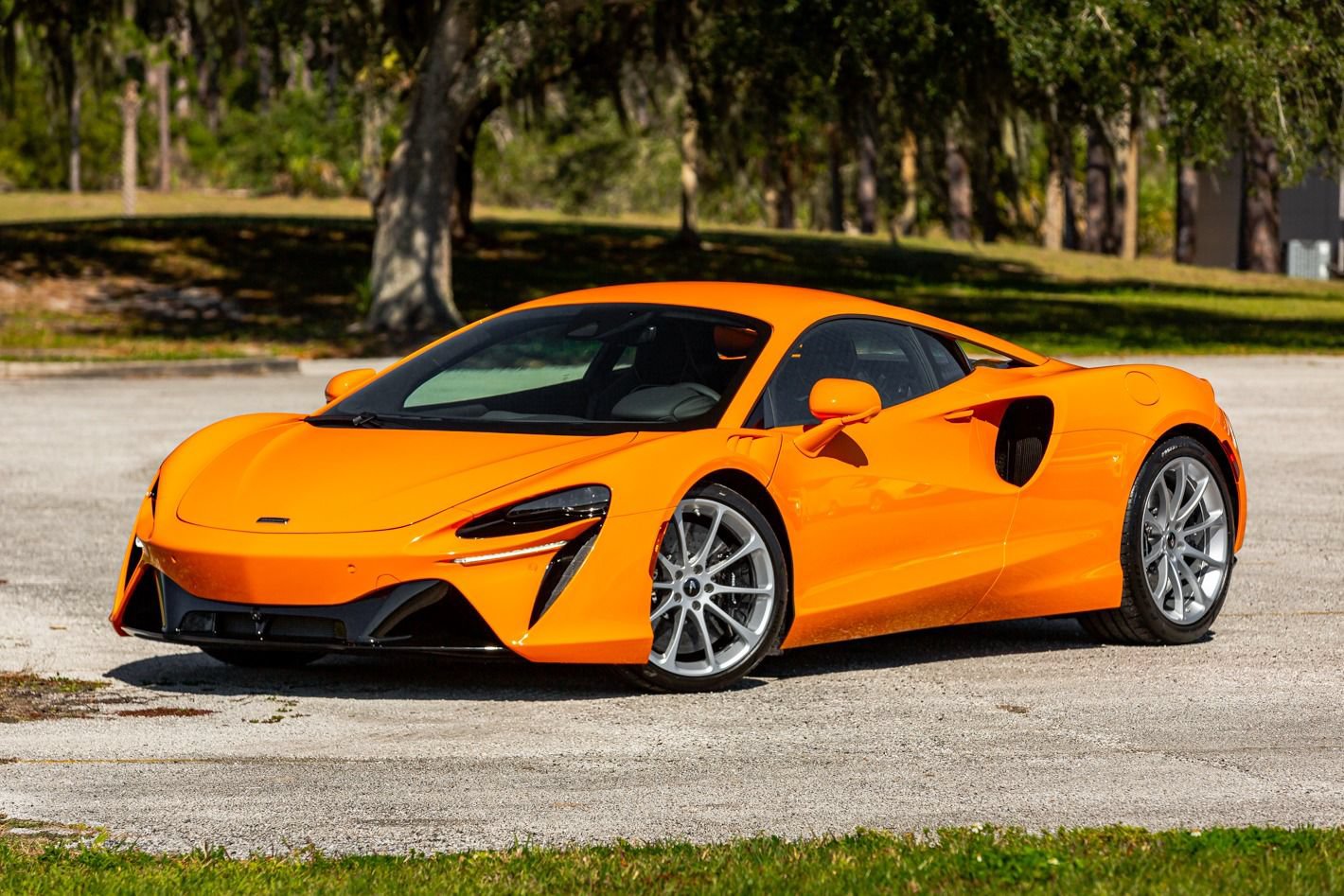 Used 2024 McLaren Artura RWD image 5