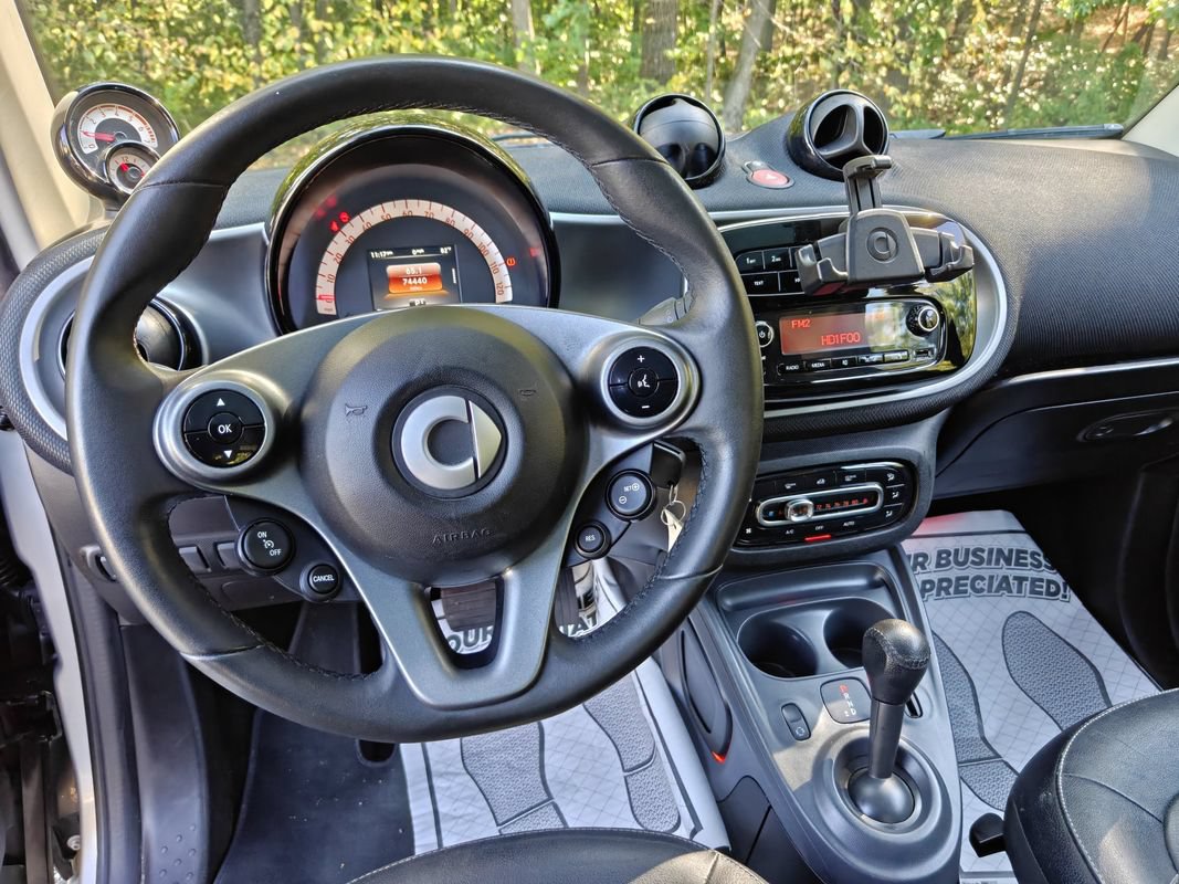 Used 2016 smart fortwo Prime RWD image 19