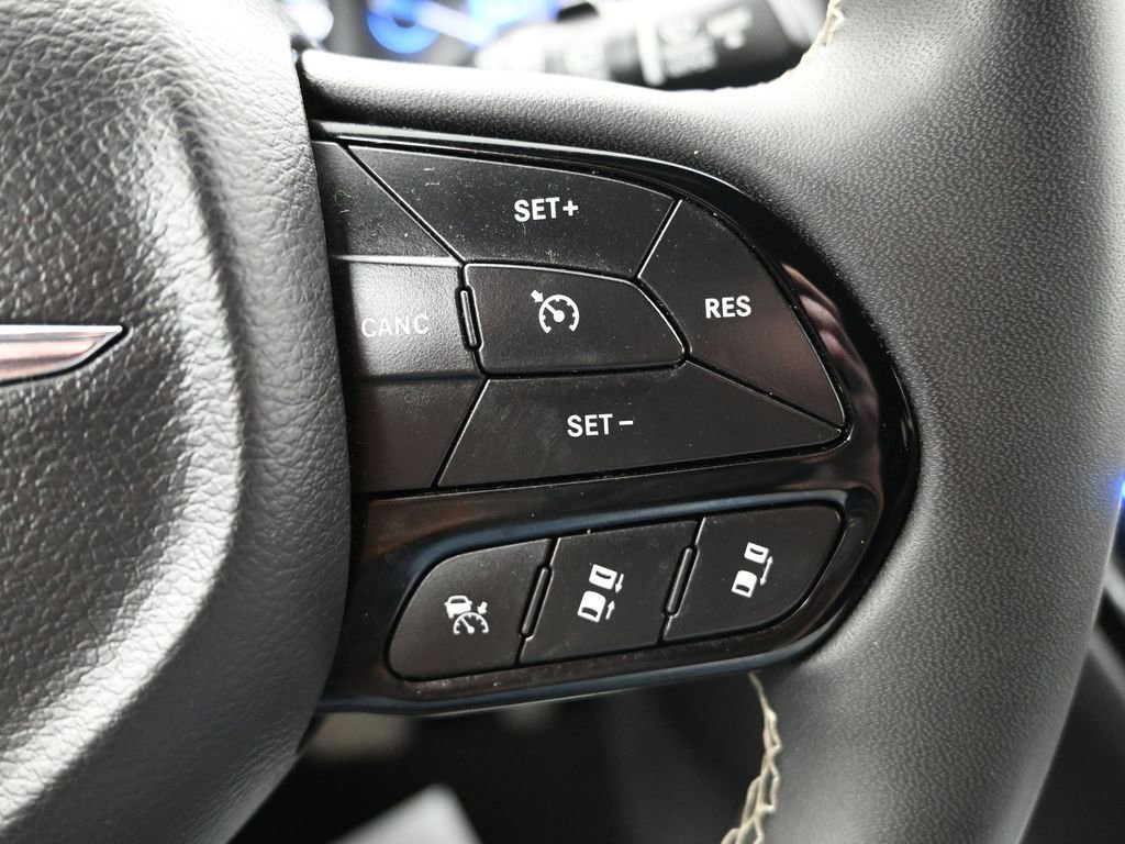 Used 2024 Chrysler Pacifica Select image 26