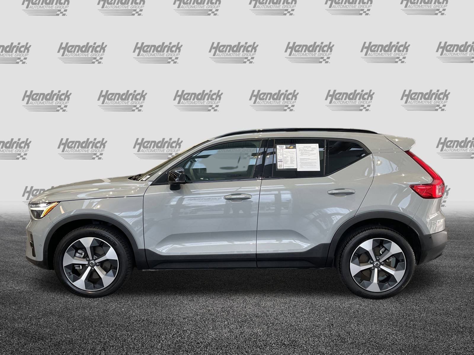 Used 2025 Volvo XC40 B5 Plus image 7