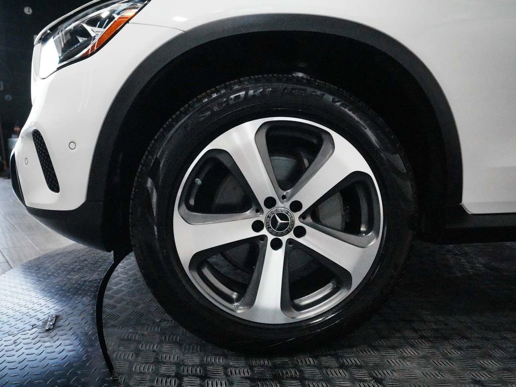 Used 2022 Mercedes-Benz GLC 300 4MATIC w/ Multimedia Package Lite image 9