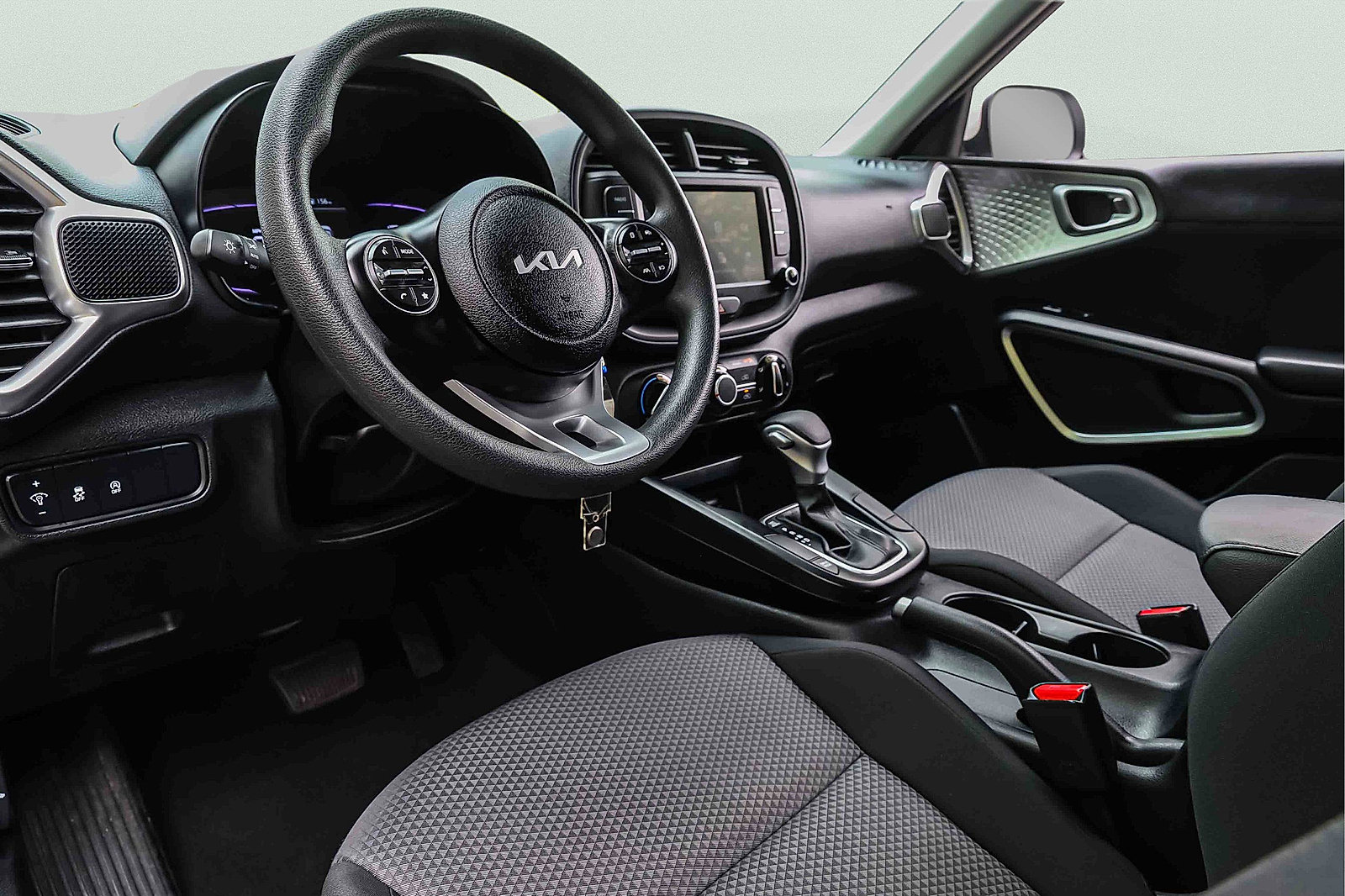 Certified 2025 Kia Soul LX w/ LX Technology Package FWD image 7