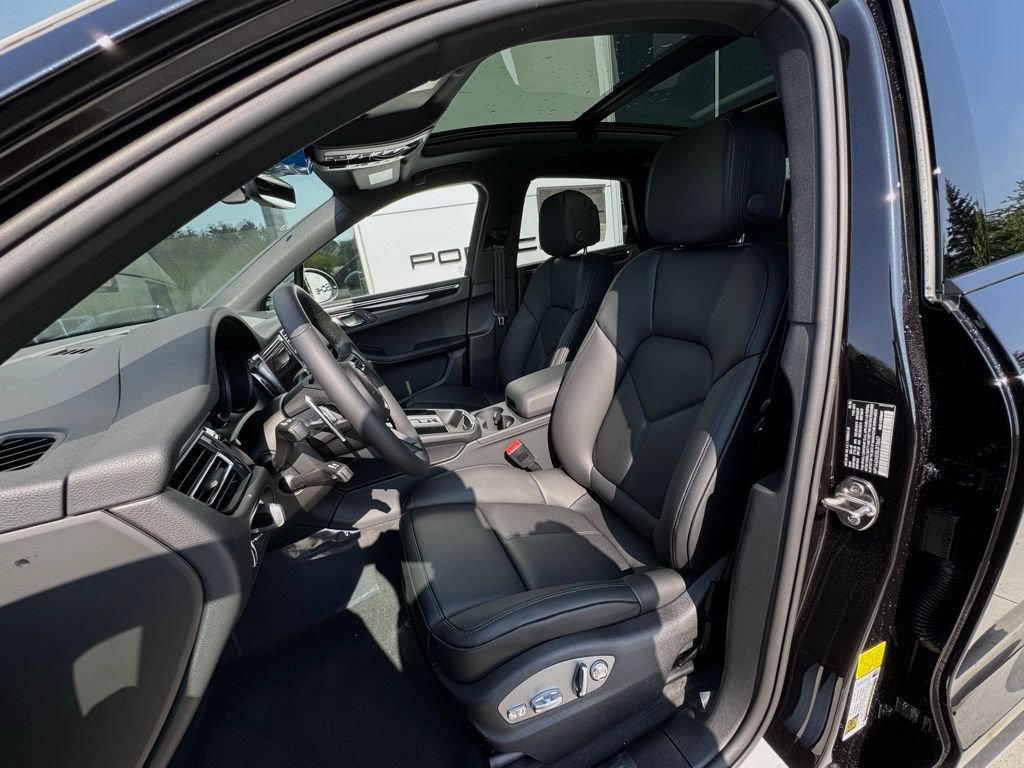 Certified 2025 Porsche Macan AWD/4WD image 5
