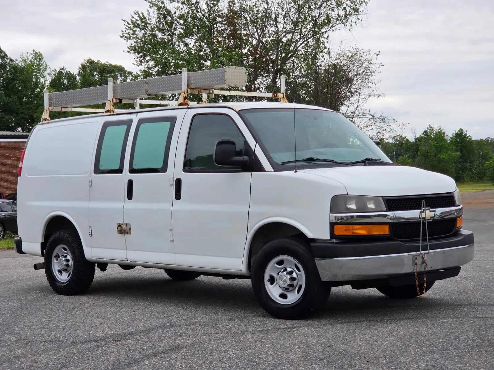 Used 2014 Chevrolet Express 3500 w/ Chrome Appearance Package RWD image 2