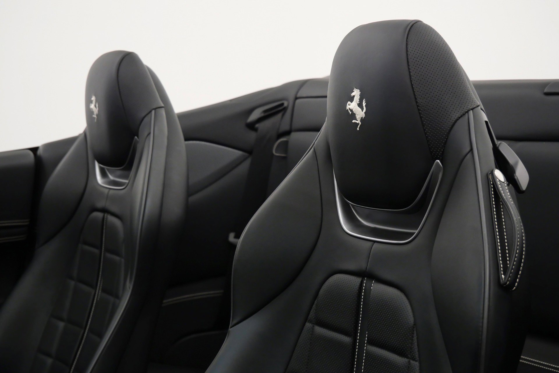 Used 2019 Ferrari Portofino RWD image 27