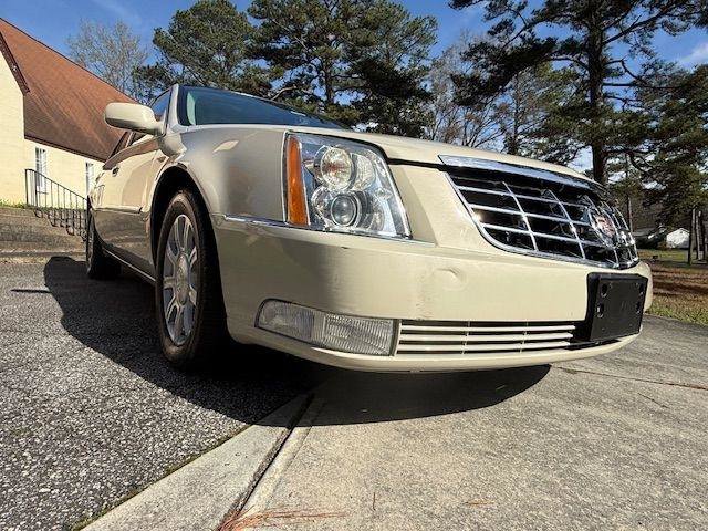 Used 2011 Cadillac DTS FWD image 19