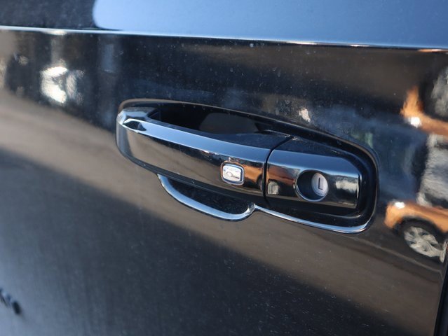 Used 2021 Chevrolet Suburban RST w/ Luxury Package image 19