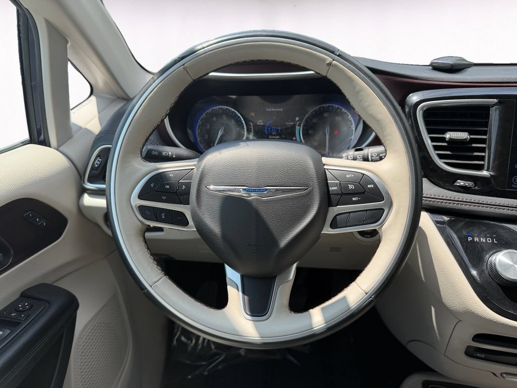 Used 2017 Chrysler Pacifica Limited FWD image 12