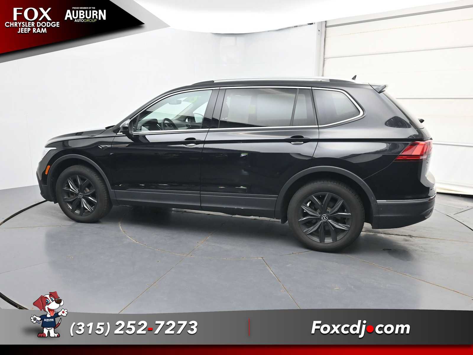 Used 2024 Volkswagen Tiguan SE w/ Panoramic Sunroof Package AWD/4WD image 18