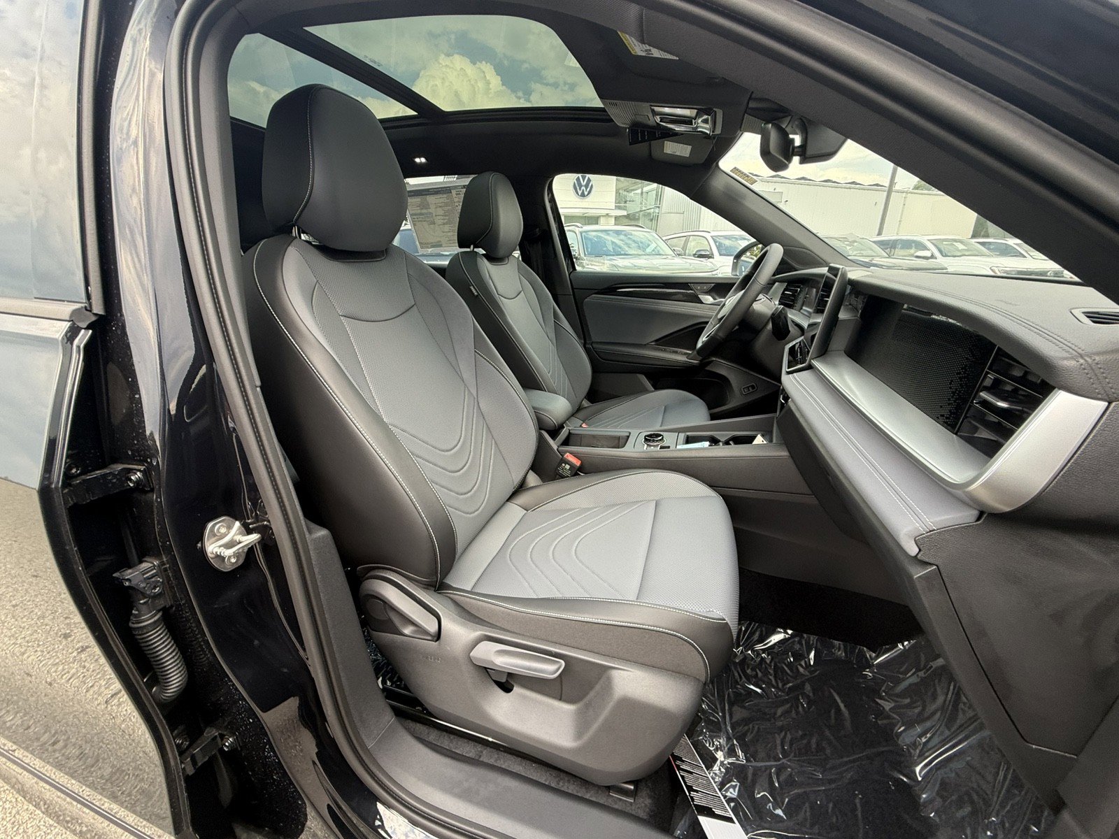 New 2025 Volkswagen Tiguan SE R-Line image 23