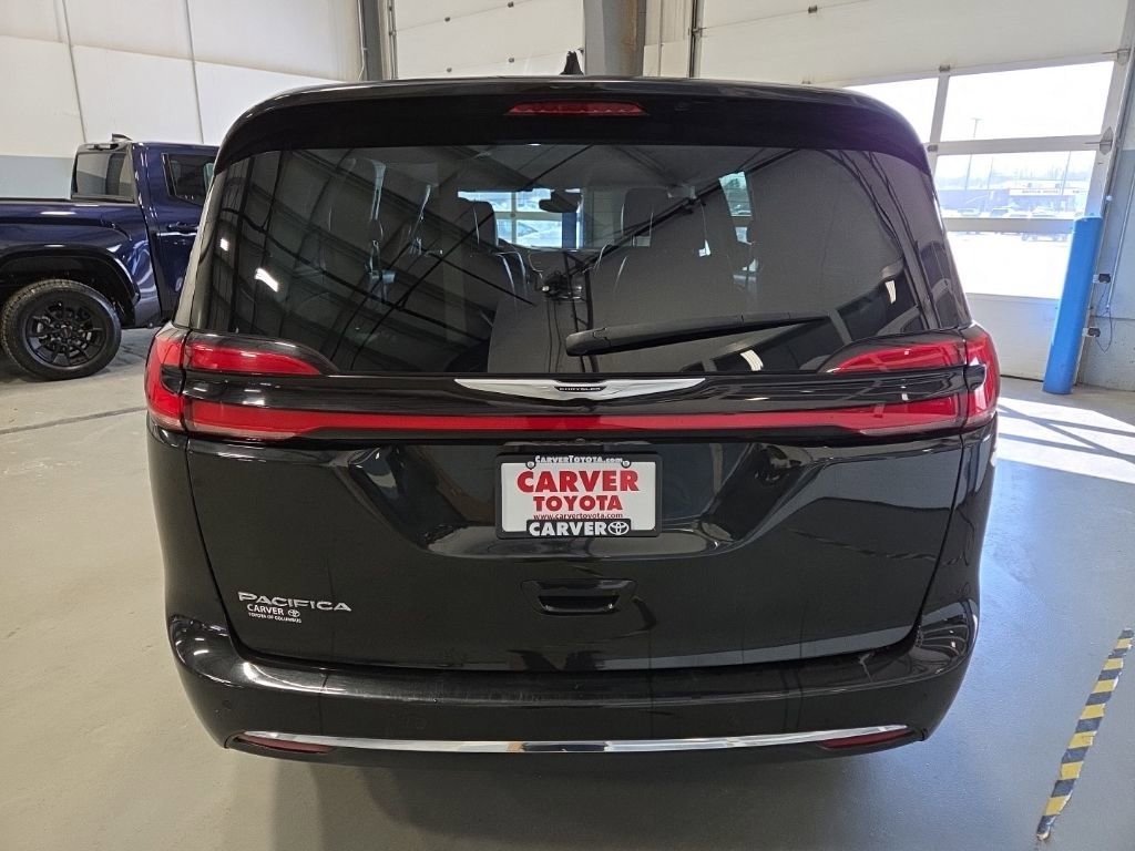 Used 2023 Chrysler Pacifica Touring-L image 8