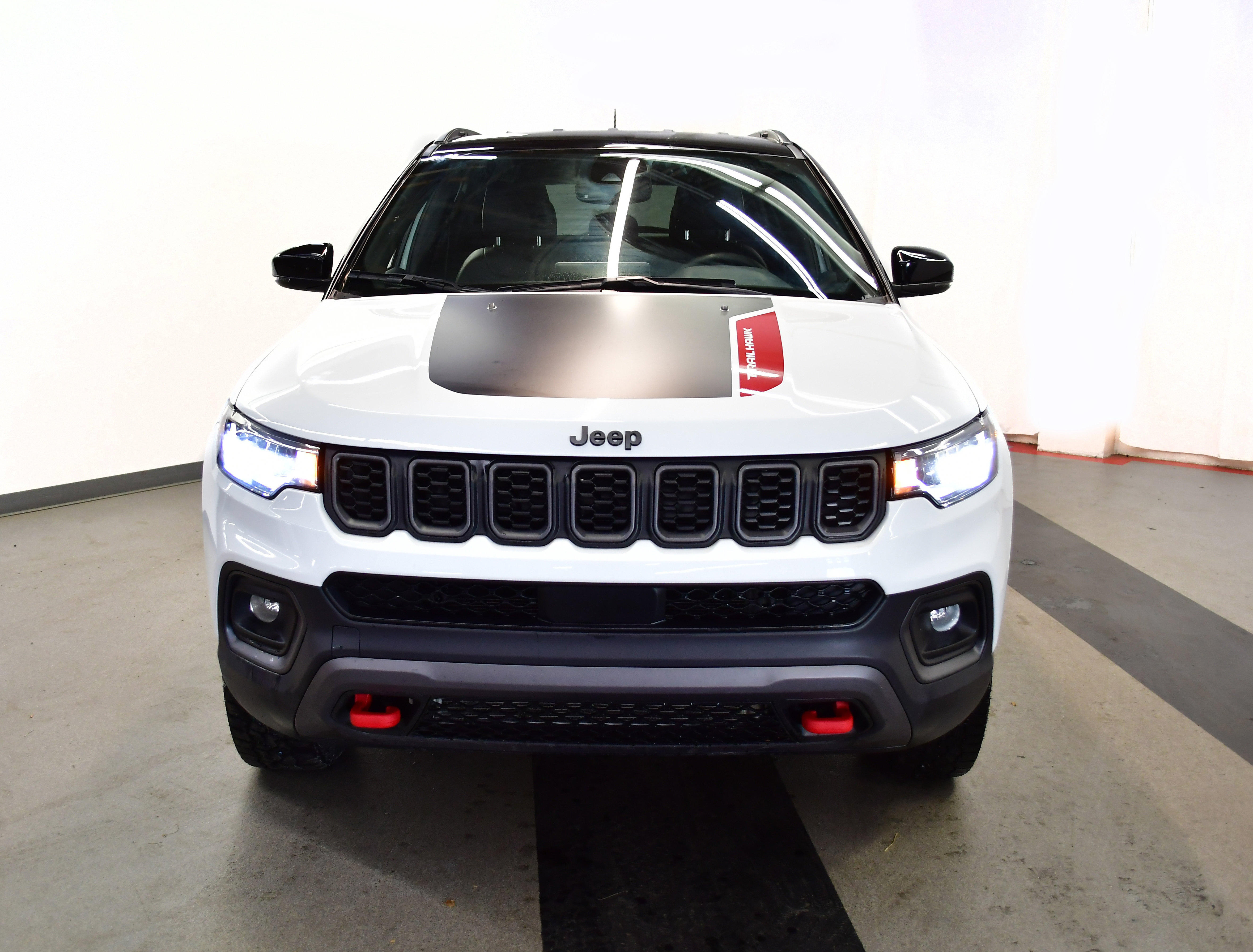 Used 2025 Jeep Compass Trailhawk AWD/4WD image 3