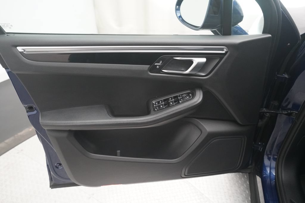 Certified 2022 Porsche Macan AWD/4WD image 12