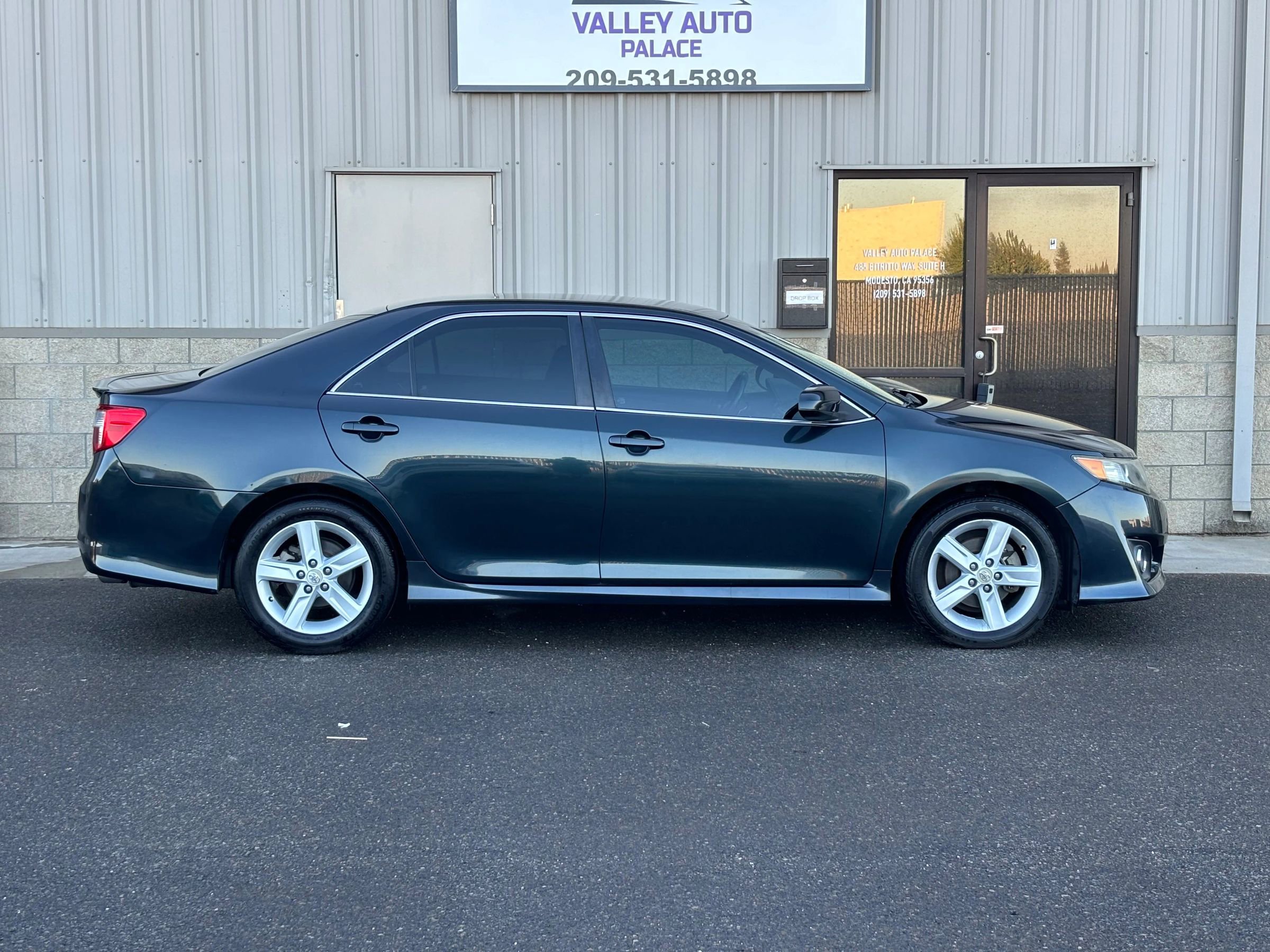 Used 2013 Toyota Camry SE image 2