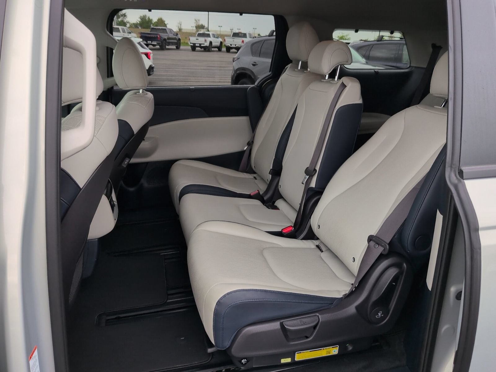 Used 2025 Kia Carnival EX FWD image 10