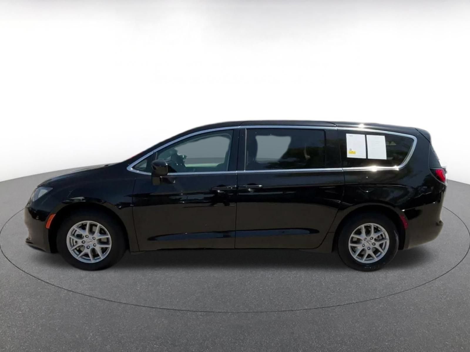 Used 2024 Chrysler Voyager LX FWD image 8