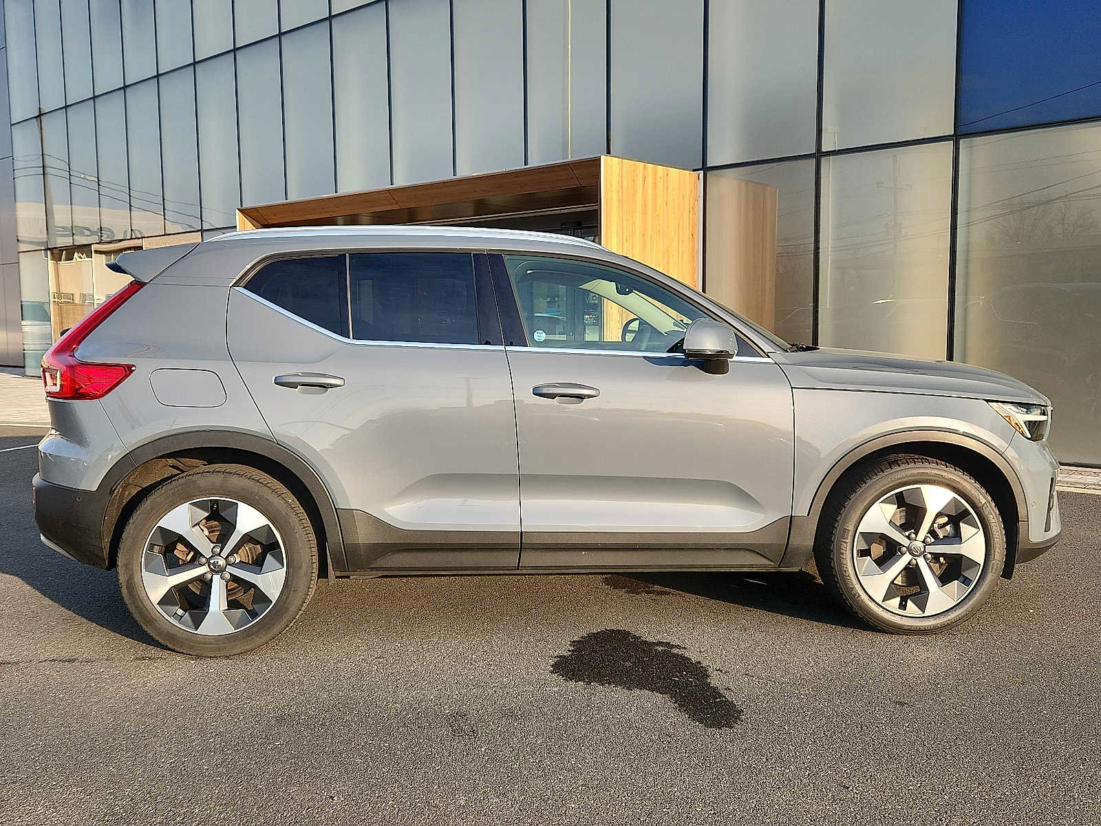 Certified 2023 Volvo XC40 B4 Plus w/ Driver Assist Package image 7